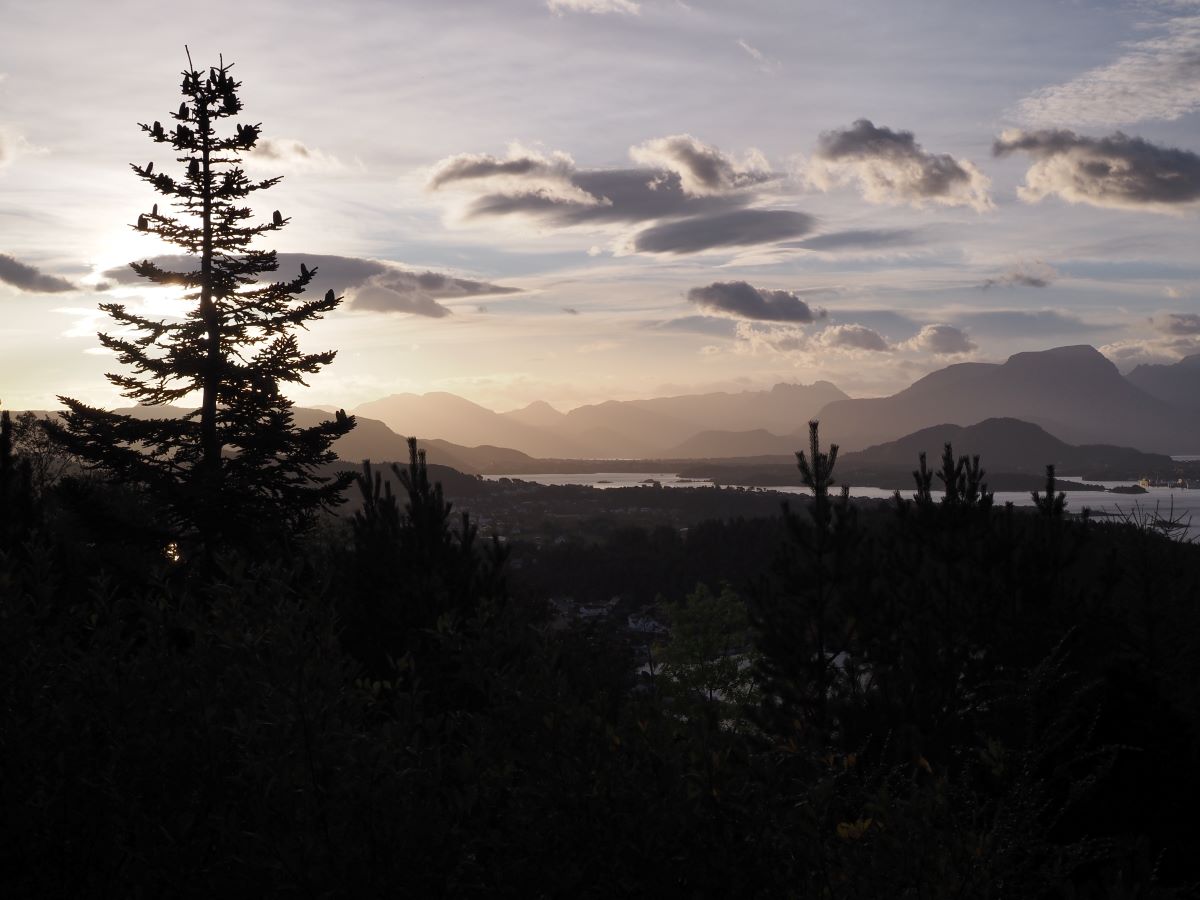 the view on Åsefjorden and it's surrounding mountains from the Kråkeli mountain in Ålesund